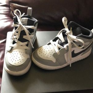 Air Jordan 1 Mid TD 'Light Smoke Grey'